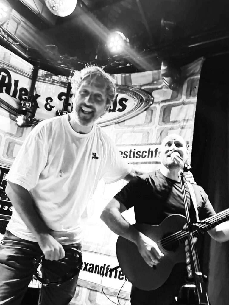 Alex & Friends speelt als akoestische feestband tijdens een evenement in Nijmegen.